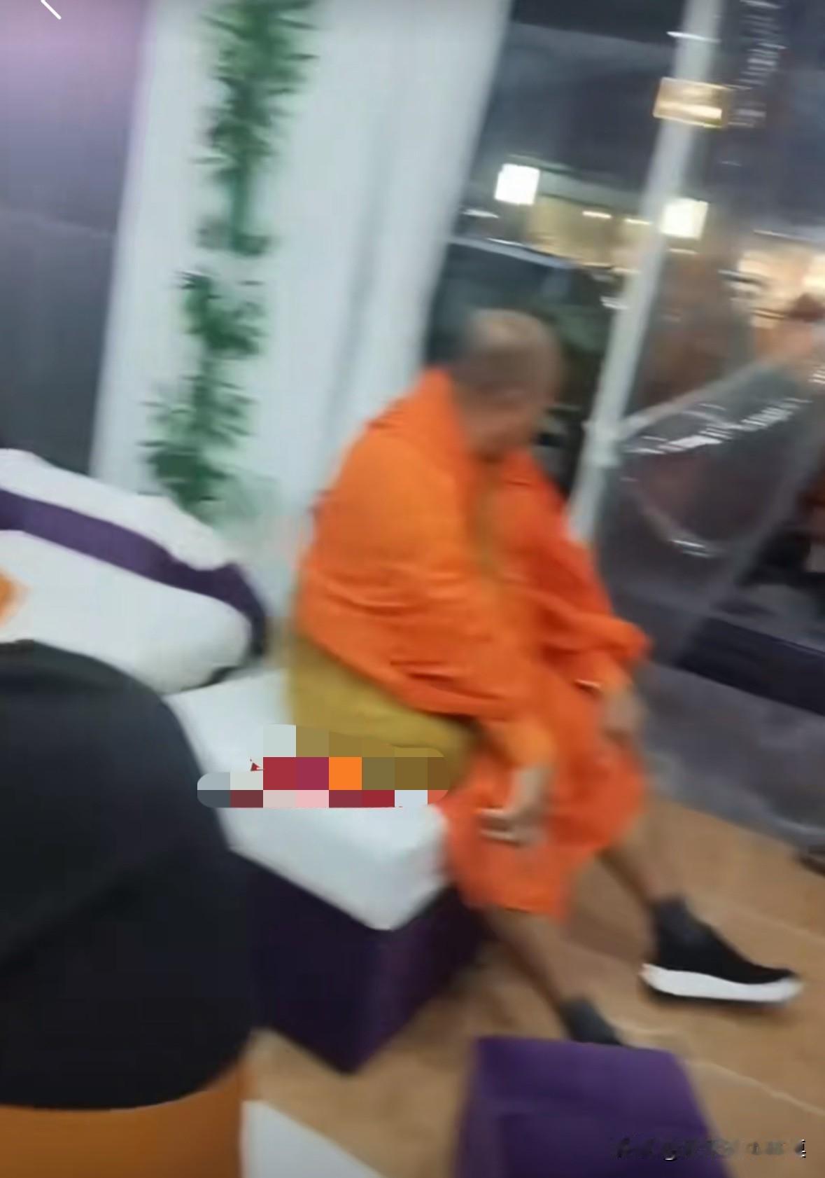 多名和尚集体去足浴店按摩，女技师拍视频开心的说：“场面失控了！”看来和尚的压力