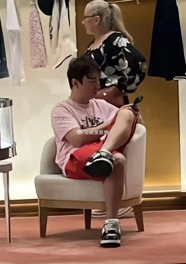 37岁王思聪穿粉色T恤带俩美女逛LV全程只管付钱不看价网友：万达都那样了，他咋还