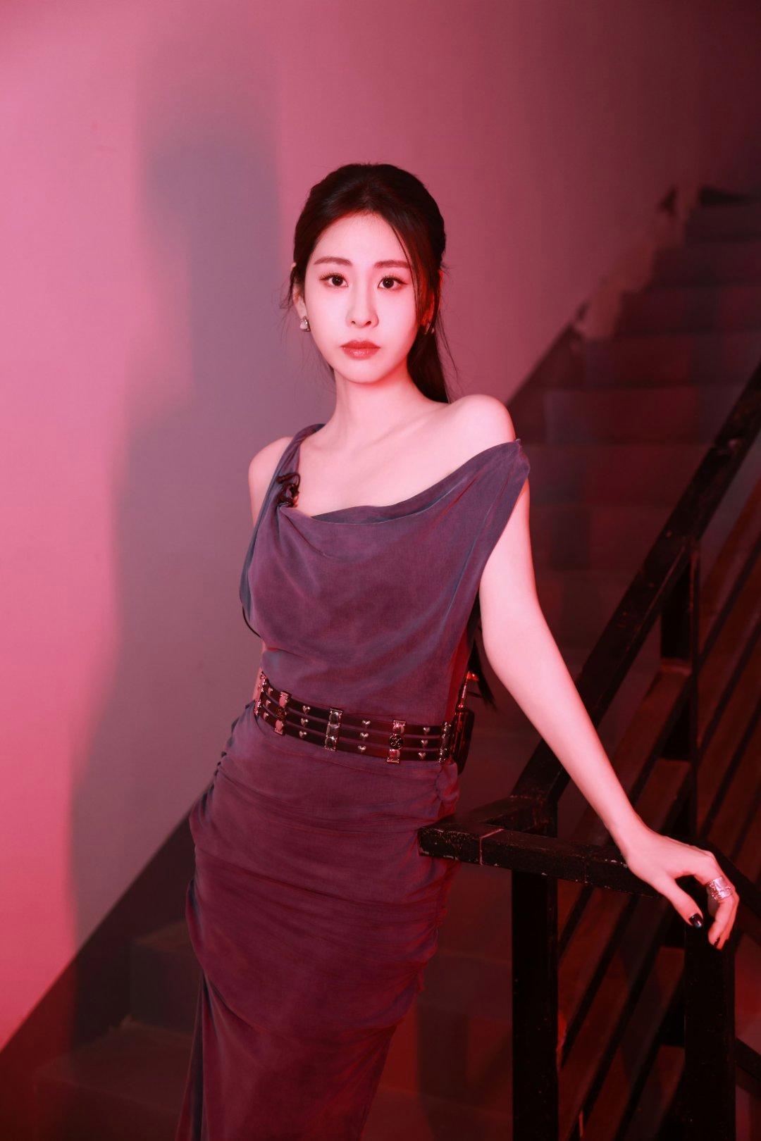 张碧晨这波“丝绒辣妹风”杀疯了！灰紫长裙+铆钉腰封=又美又飒的氛围女王