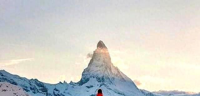 你穿的不是羽绒服，是朋友圈的VIP入场券。3000块的外套，不挡风，但能挡“土