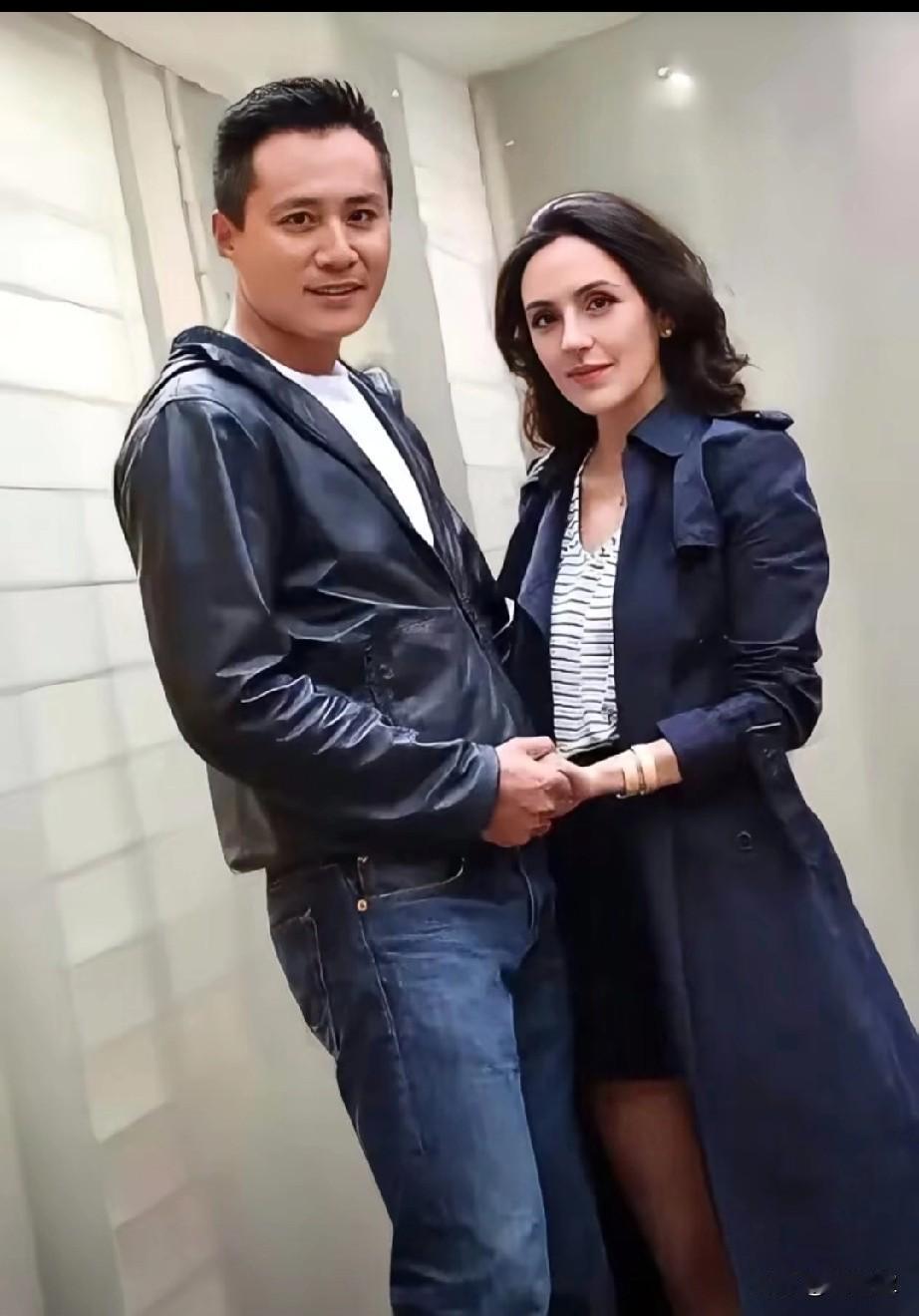 2006年机场，谢娜接过刘烨买的零食，泪落说着“谢谢，再见”。六年爱恋，从超市推