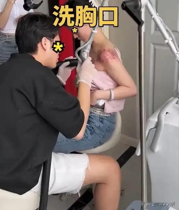 洗掉纹身准备嫁人！重庆的两位20多岁的女孩去洗纹身，分别洗掉胸口的肚子上的纹身，