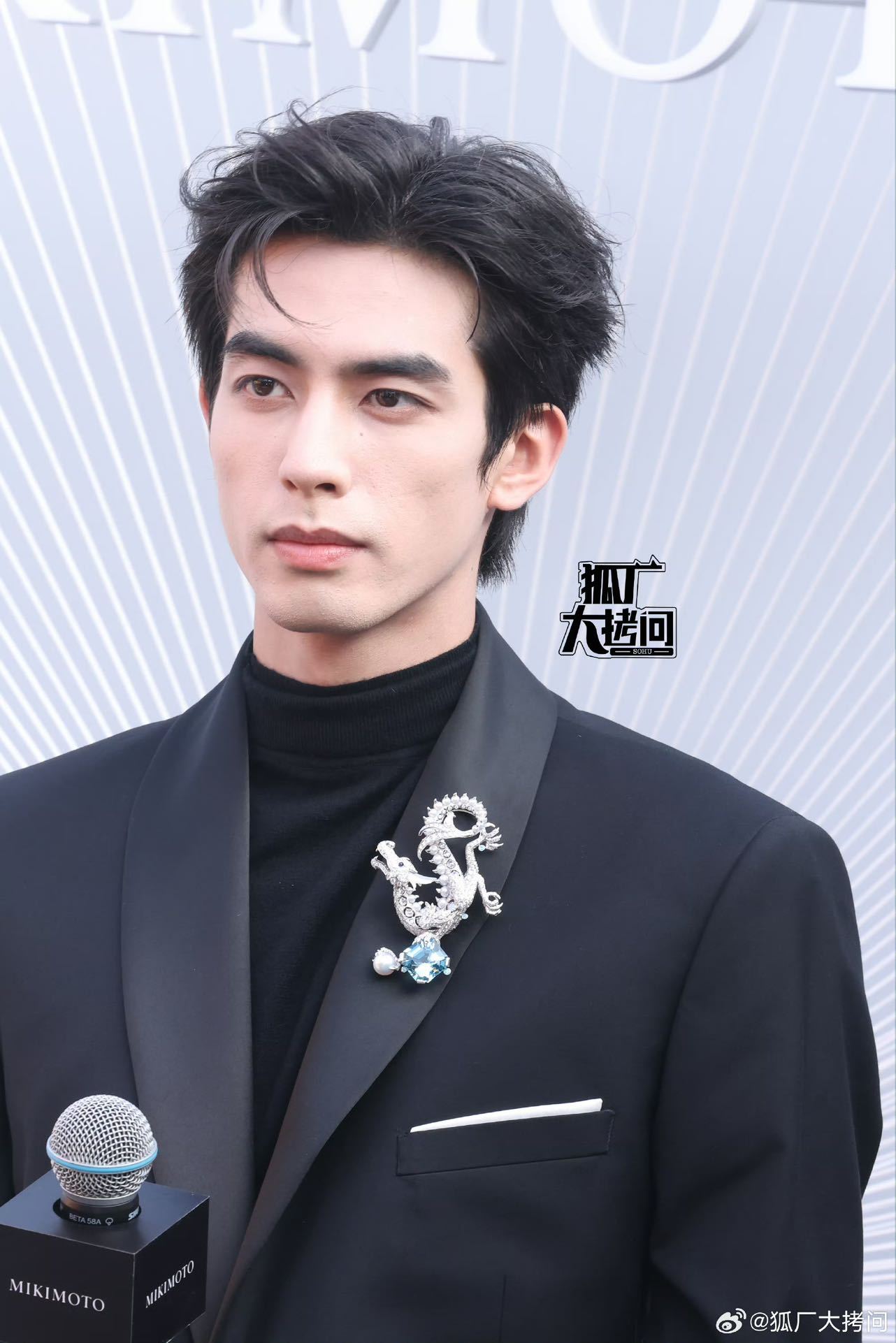 小A时尚观宋威龙黑色西装搭配高珠英气非凡！宋威龙最新造型高定配高珠