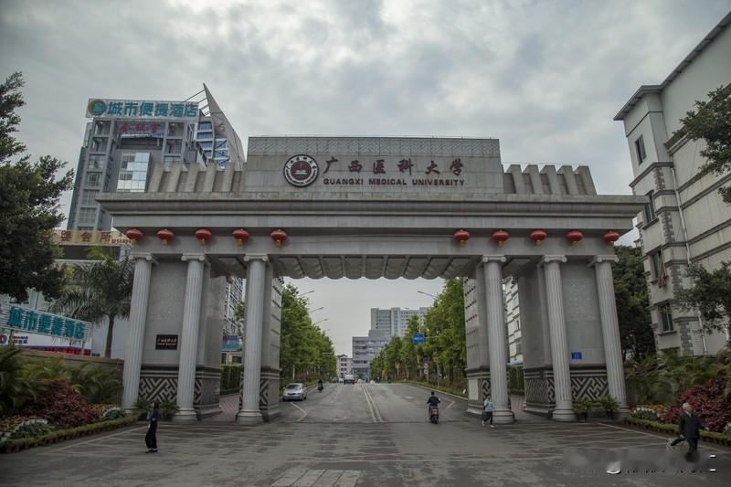 广西值得报考的大学不少。广西大学作为211高校，科研经费和师资配置区内领先，是很