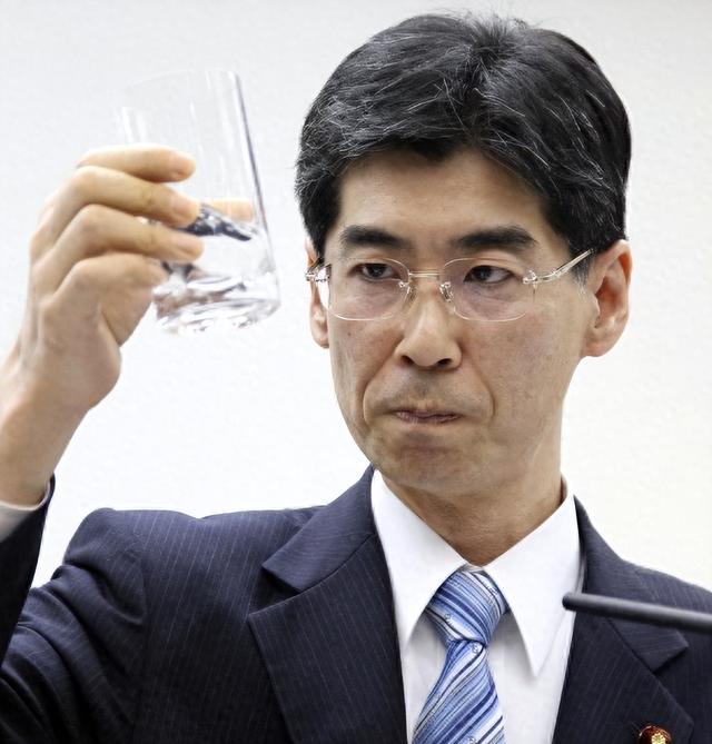 14年前,当镜头前喝下核污染水的日本议员,为何退出了大众视野?