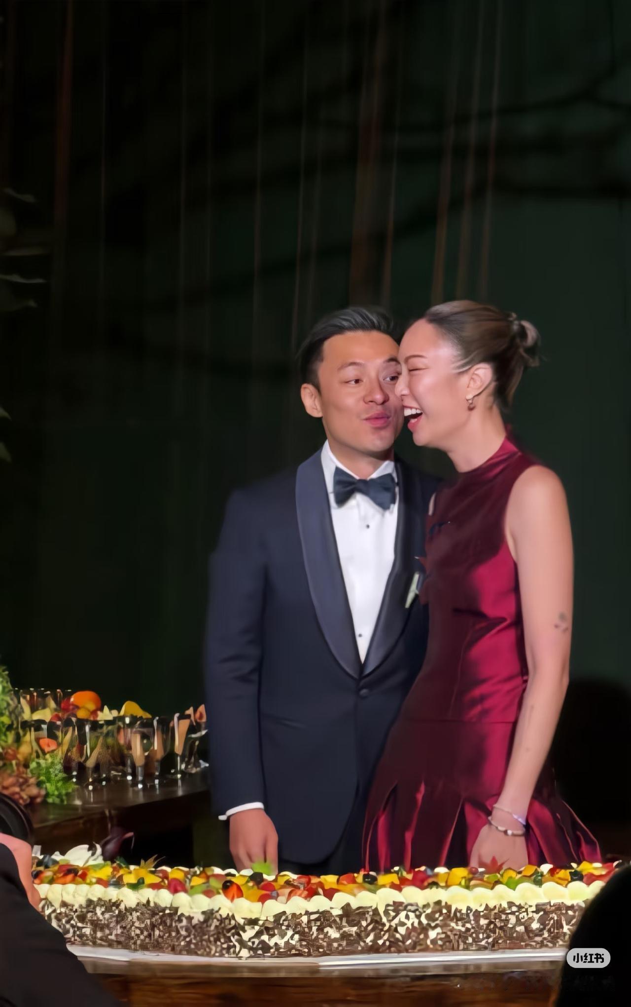 霍启仁虽然不如他二哥帅，但是长得也算板正，如今娶了个大高个外国媳妇进霍家。肉