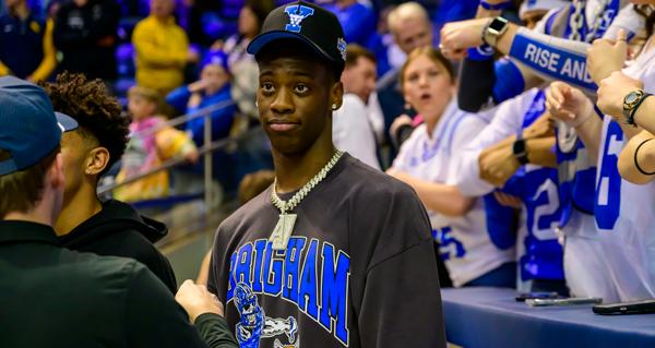 多位消息人士向《雅虎体育》透露，2025届顶级新星AJ·迪班萨在招募过程中，其家