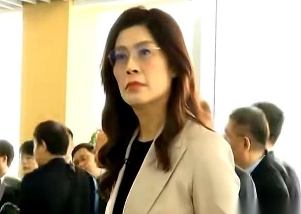 看郑丽文最近的照片，总觉得哪儿不对劲。不是某一张奇怪，是几乎每一张都让人多看两