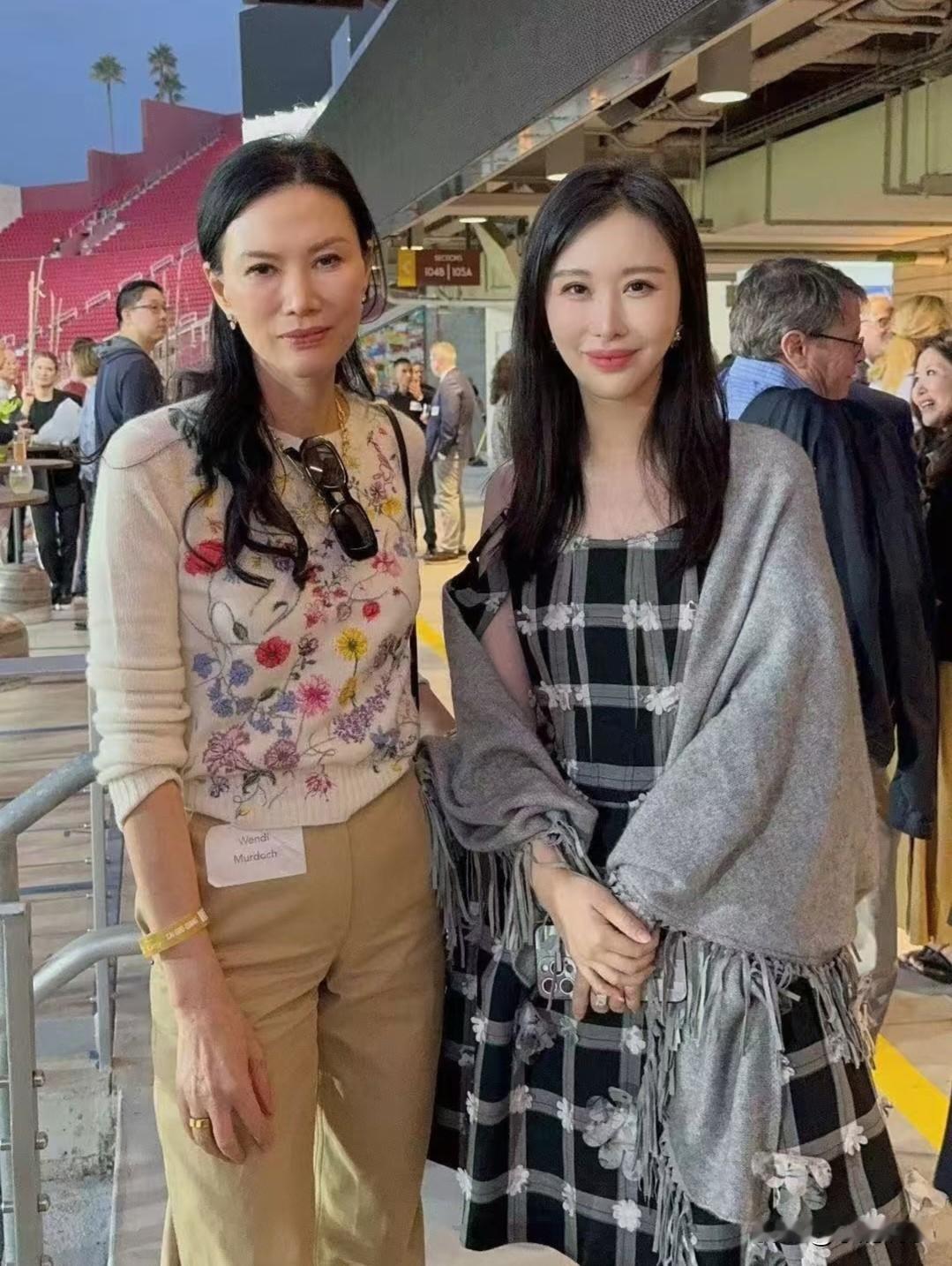 我问朋友，为啥邓文迪挨骂少，田朴珺总被吐槽？我朋友淡淡一笑：一个把牌打明白