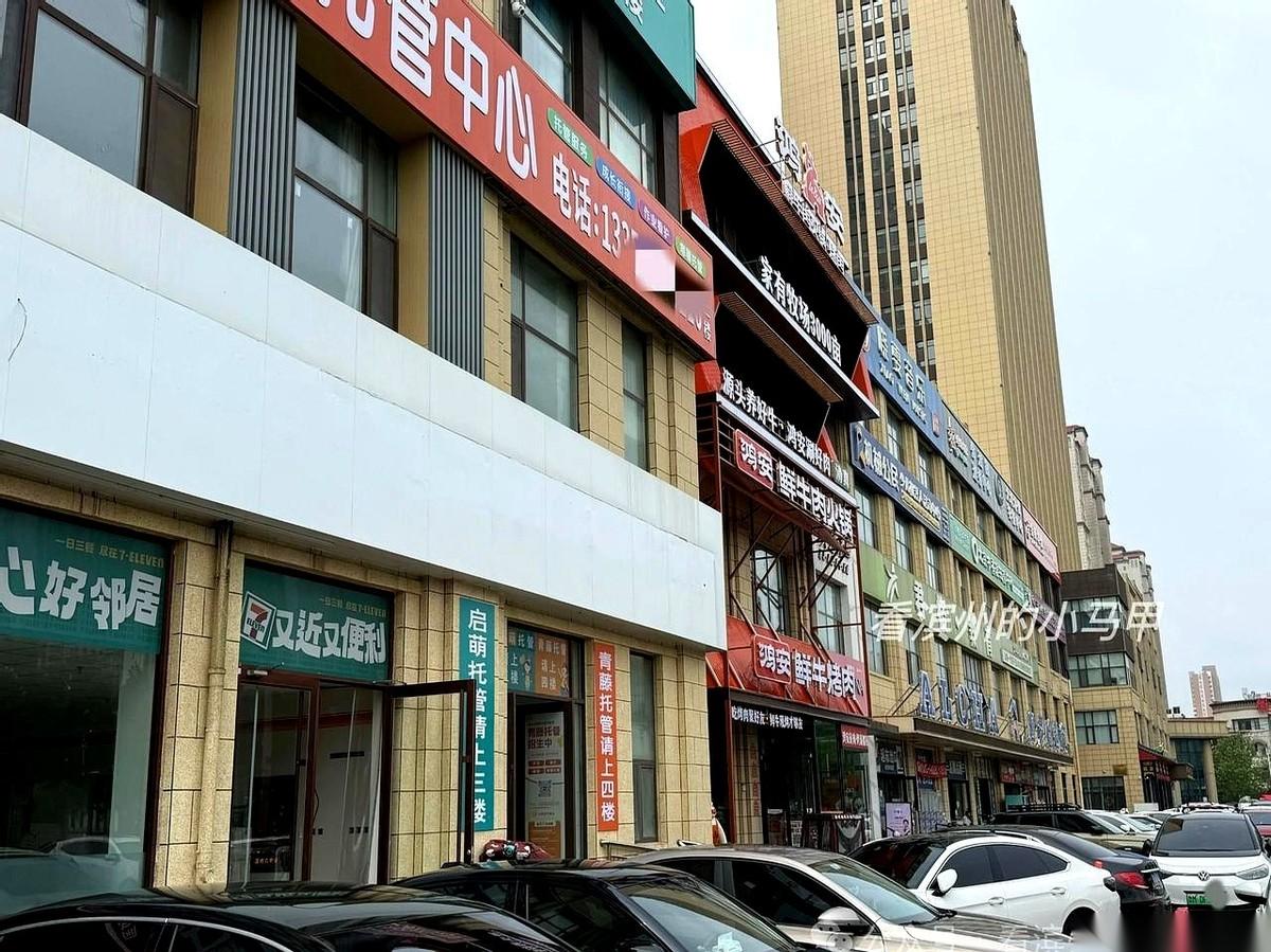 山东滨州一家7-11，加盟商投了几十万，硬扛了一年，门上贴了白纸。不是被隔壁小