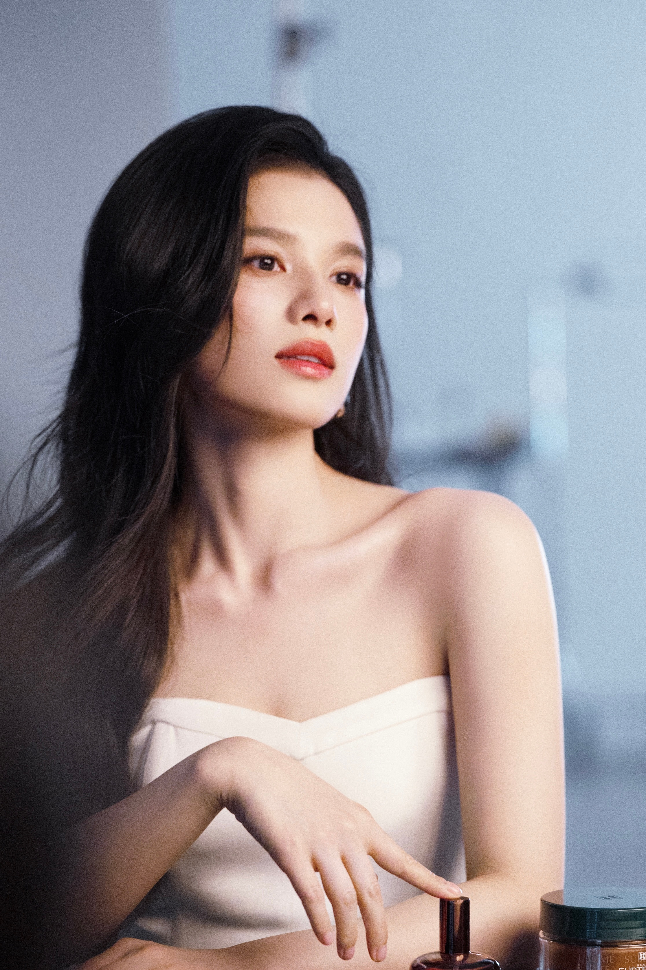 张婧仪▪️黑长卷配白色抹胸，肩颈线条绝美，气质大方亮眼。