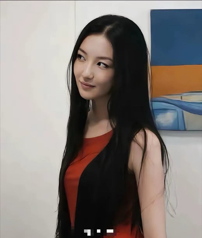 小时候长得丑不要自卑，长大就变美女了，看看李亚鹏女儿李嫣就知道了。