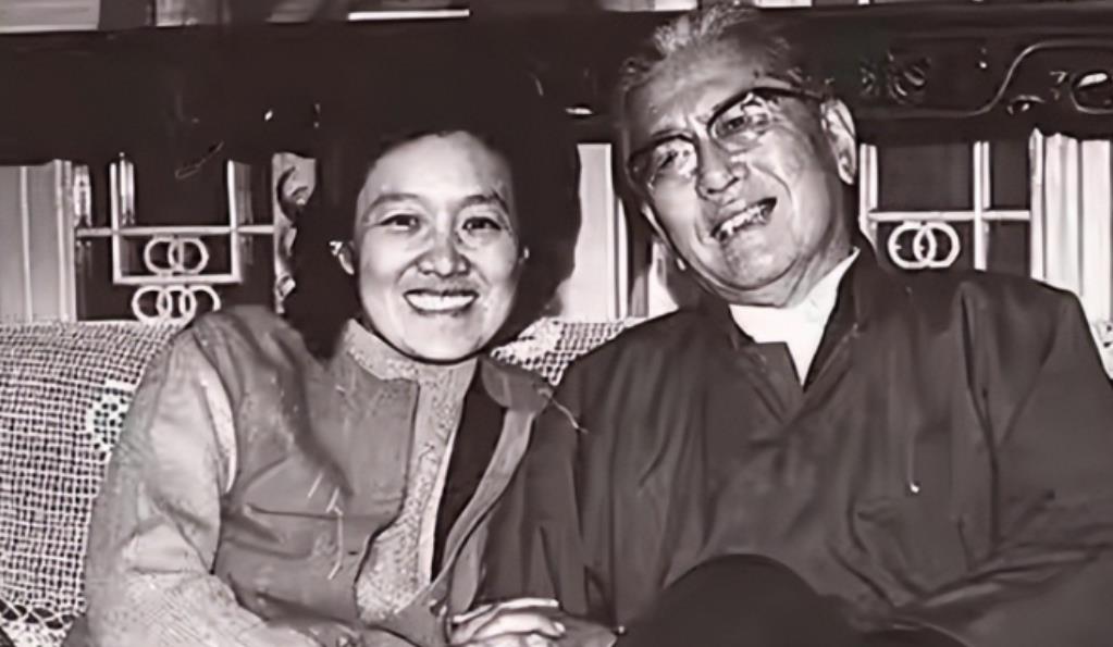 1985年，乔冠华归葬故乡盐城遭到拒绝，妻子章含之无奈之下找到一个人帮忙，此人在