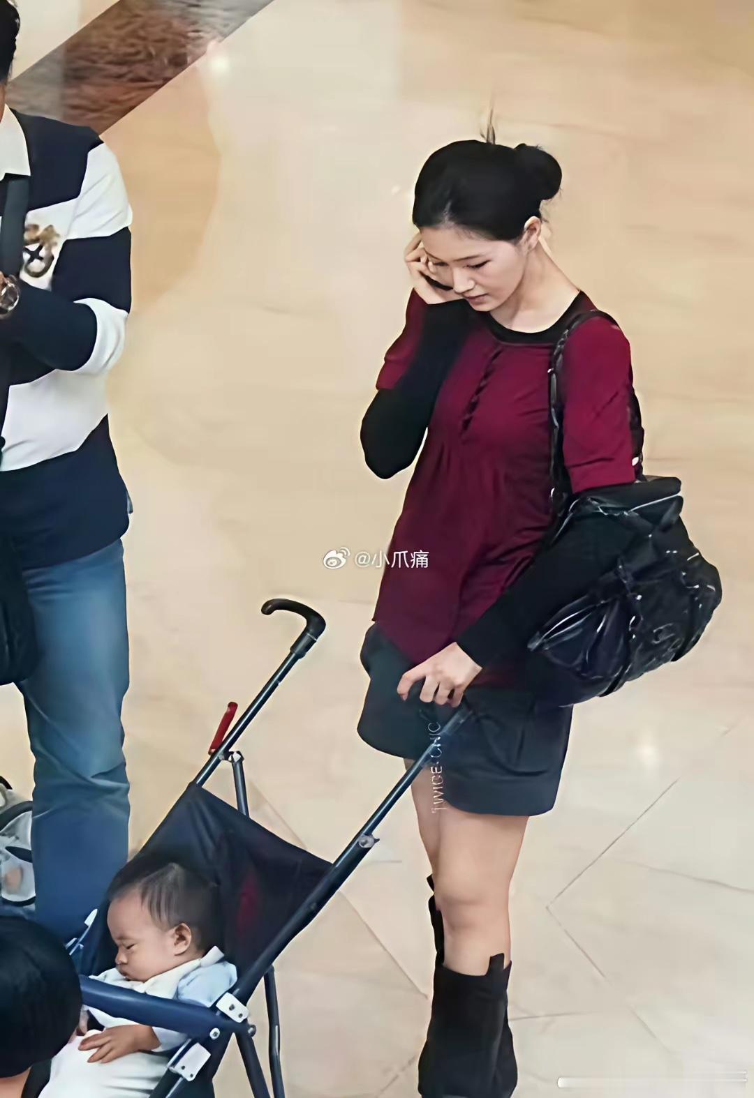 台北街头的旧照里，藏着大S最鲜活的一段时光。二十年前的她，长发蓬松，穿搭松弛又时