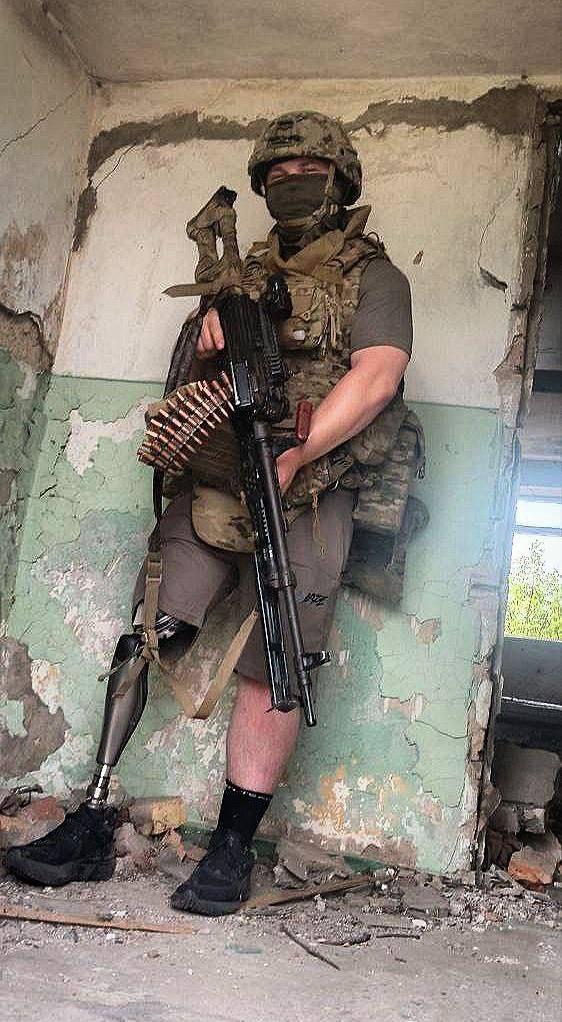 一位绰号“浮士德”的俄罗斯机枪手坚持回到乌克兰前线与战友并肩作战的壮举——此前他