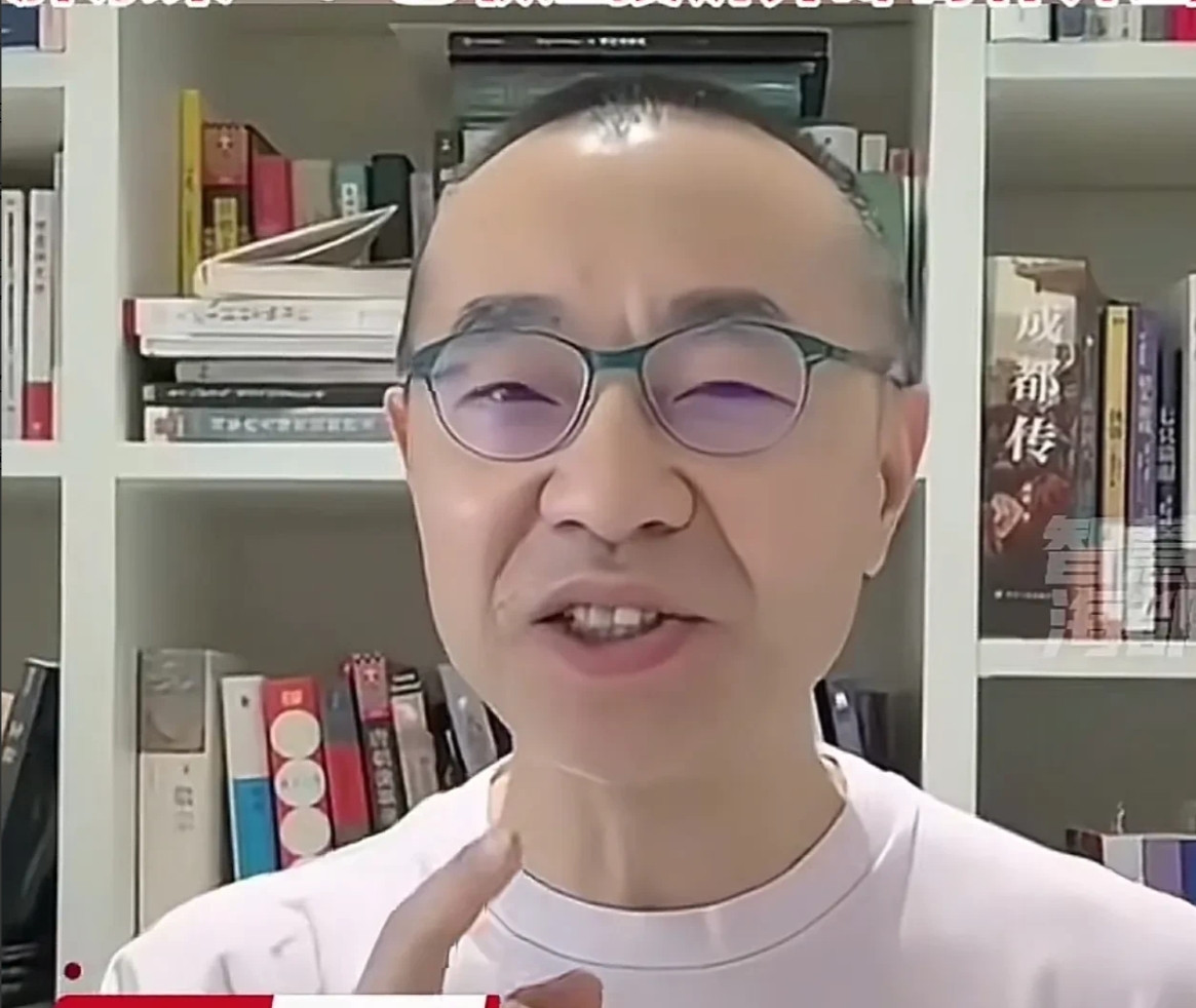 在“胖东来”和那个碰瓷的“胖都来”闹得满城风雨这事儿里，要说最让人惋惜的明星，那