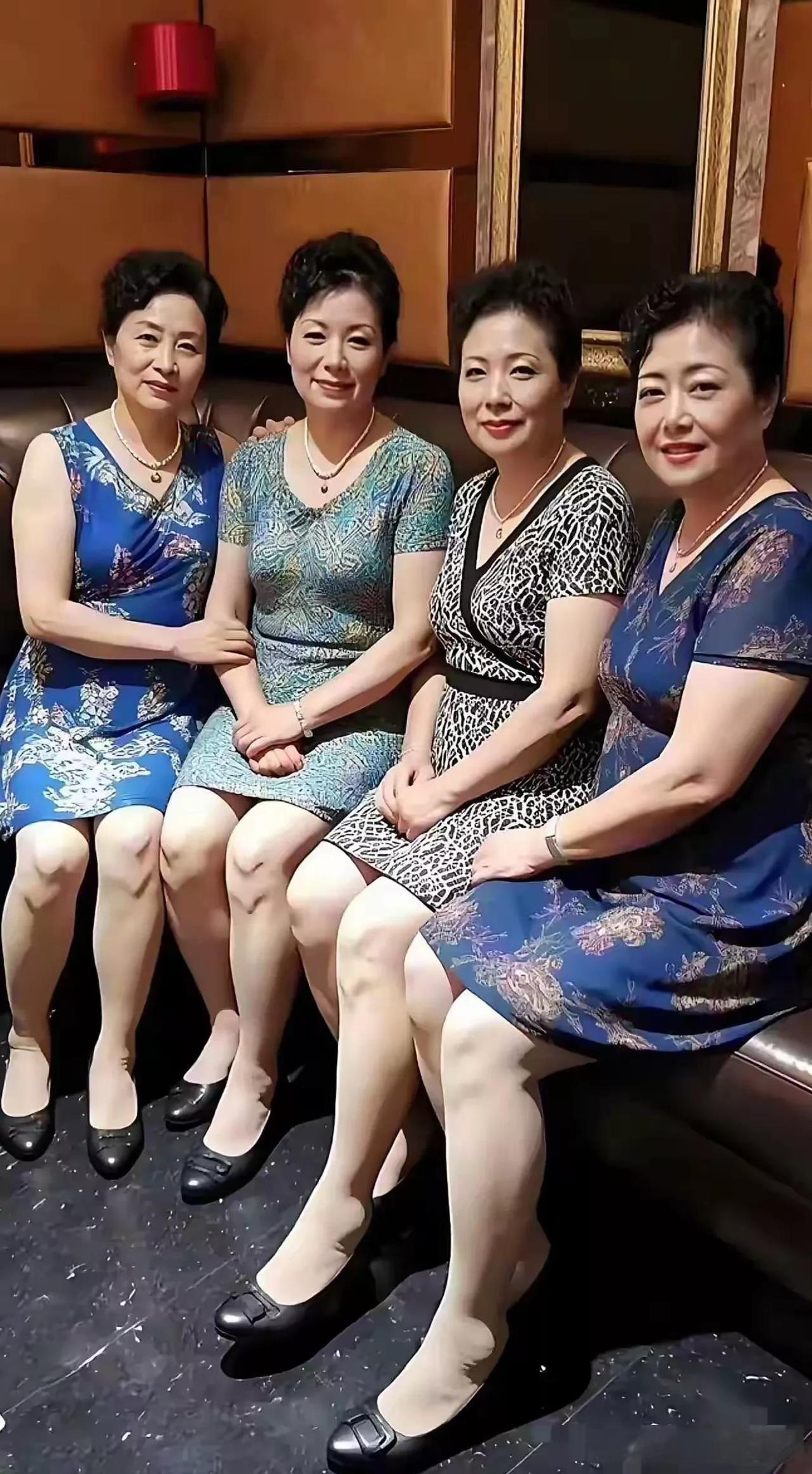 虽说这几位大姐年过半百，但一个个活得很精致，气质高贵得像贵妇，珠圆玉润，肤白貌美