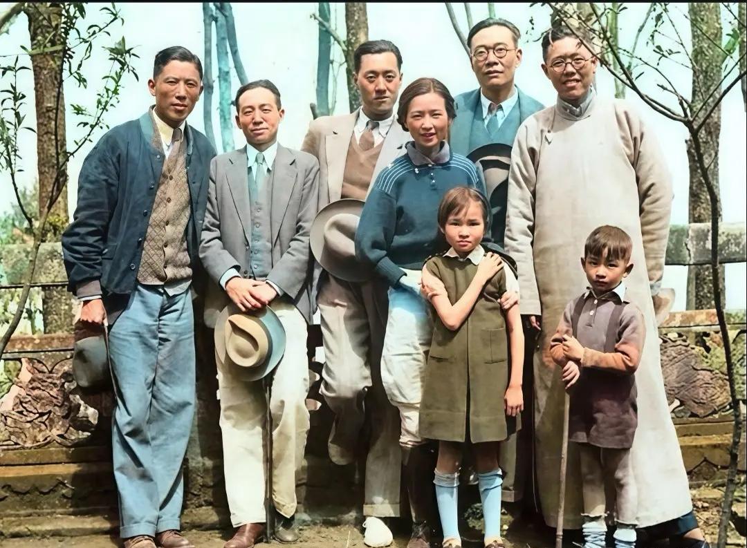 1938年春，梁思成、林徽因一家四口与周培源、陈岱孙、金岳霖、吴有训8人在昆明西