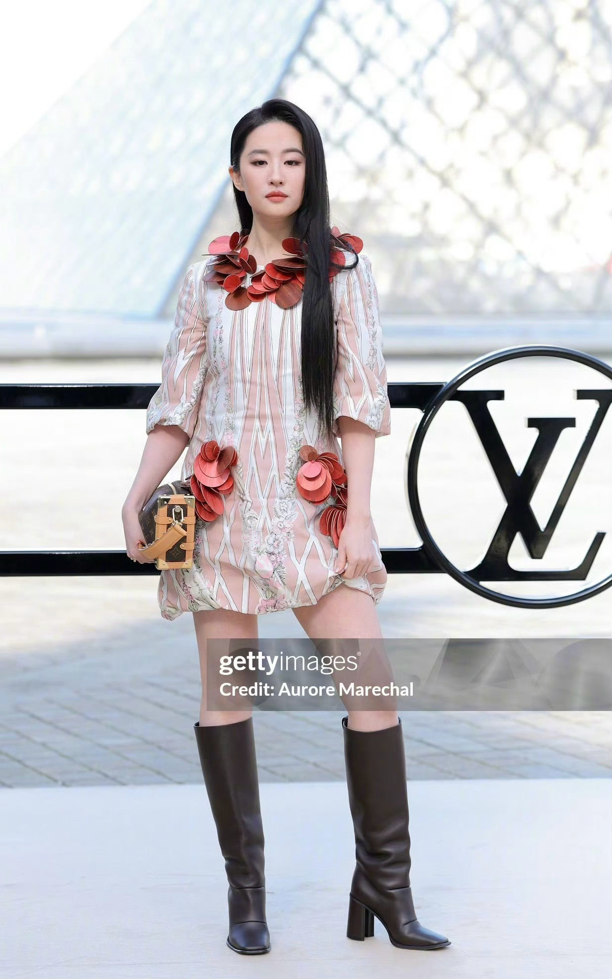 刘亦菲的生图，腿确实不显长，你们觉得什么水平？刘亦菲看秀造型