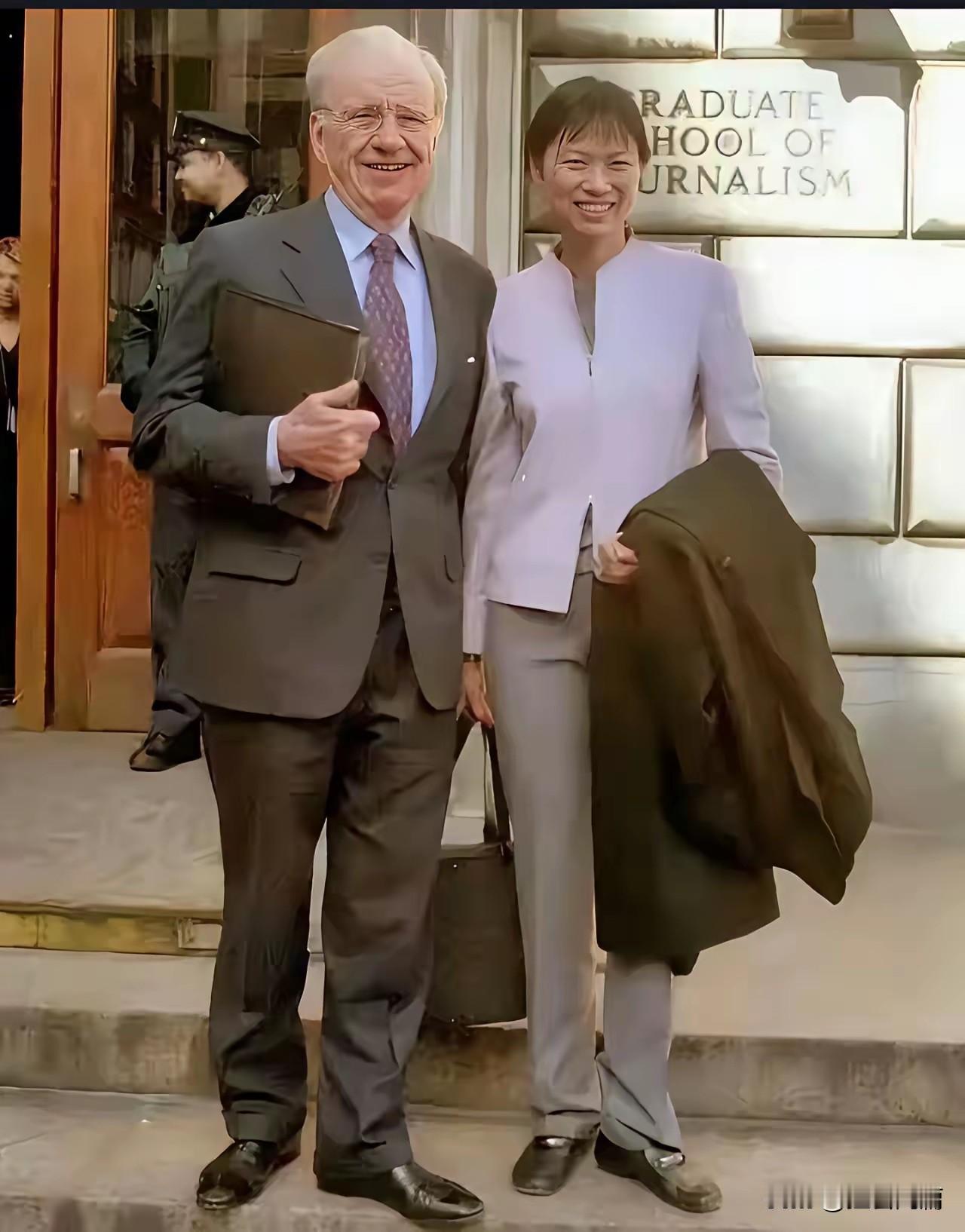 你说默多克什么美女没见过，却被这样一个其貌不扬的东方女子给俘获了。所以不得不