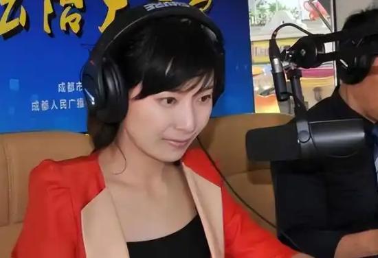 2015年，四川电视台女主播佟瑶，吃过饭返回宾馆的路上，因为内急难忍，就把车停到