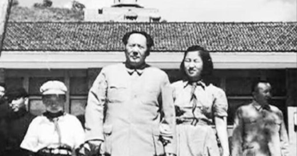 1972年，李讷向父亲请求资助八千元。那一年，李讷和孩子居住在北京西城一