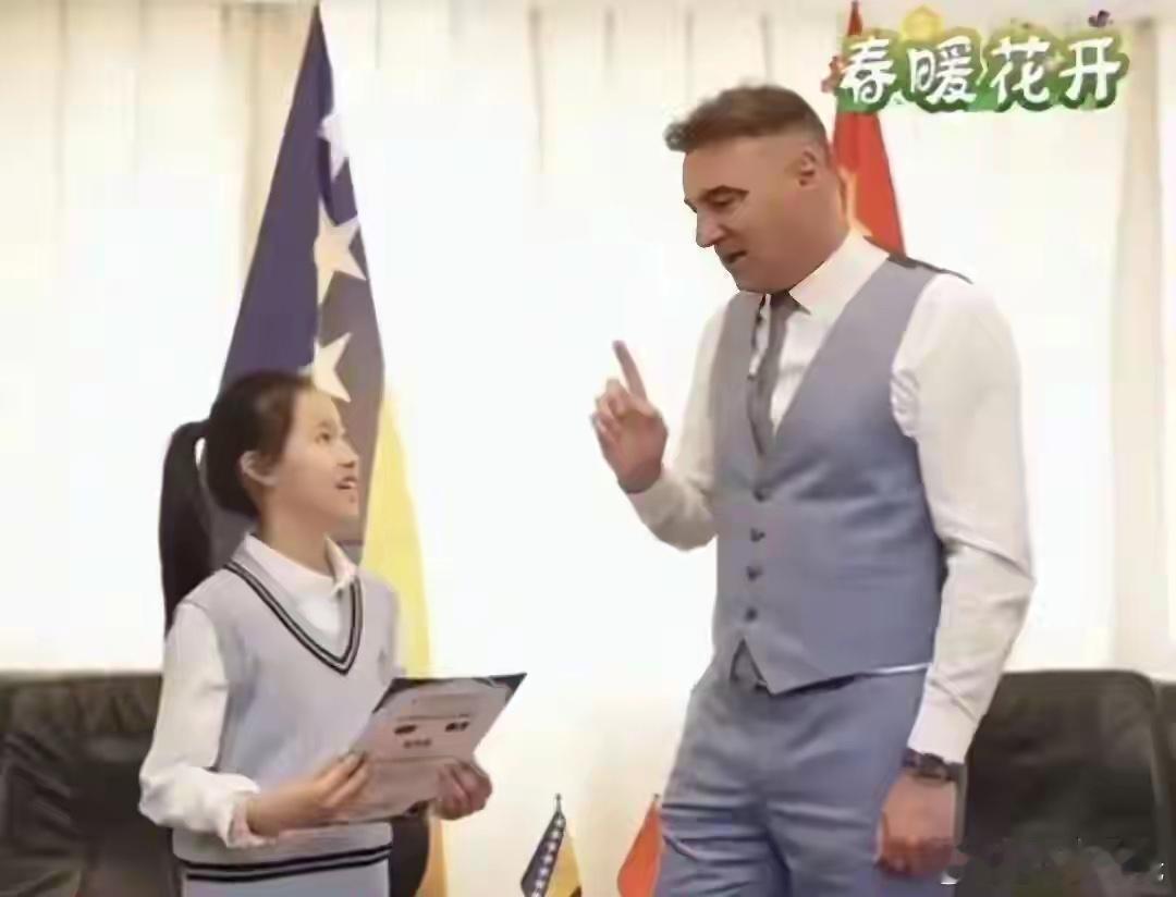 11岁站在波黑驻华大使馆全英文对答，张雪峰女儿这股稳劲儿把成年人看愣了