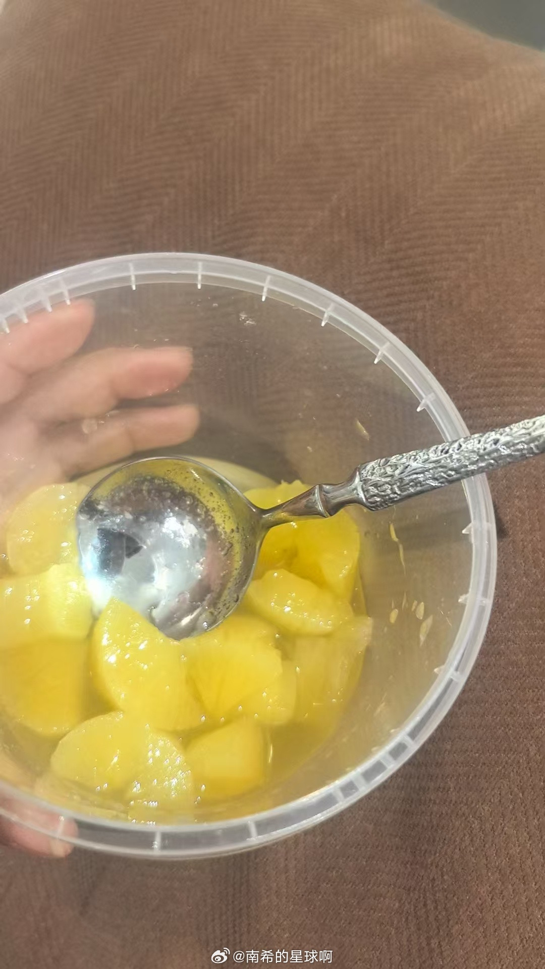 我还有两天班，上完要卯起来睡，睡饱了再说，最近每天都好困。我邻居昨天问我，吃没吃