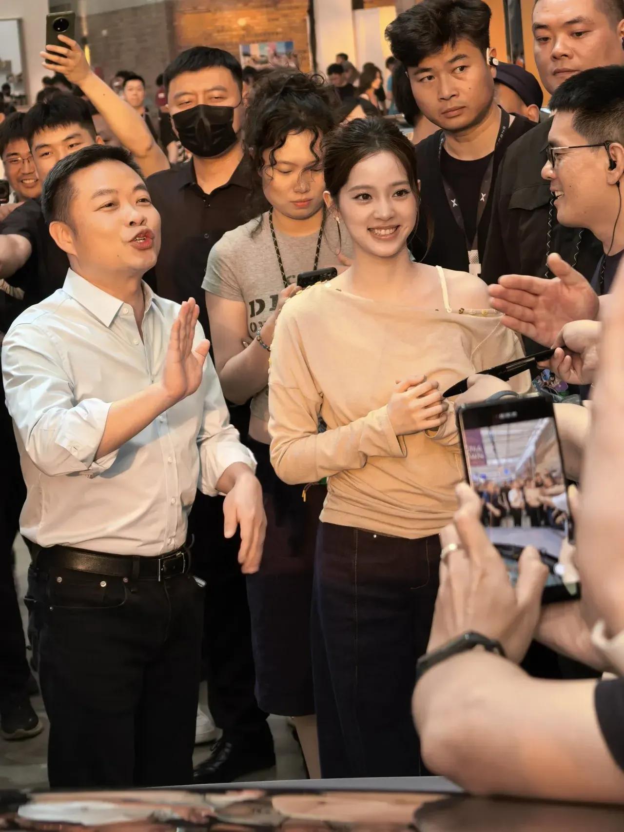 欧阳娜娜是真的幸福啊！人生中的第一台汽车居然是小鹏的CEO亲自接待，并且在发布