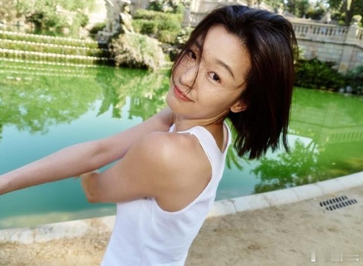 全智贤短发全智贤真的不会老吗近日，全智贤成立个人公司PeachyCompan