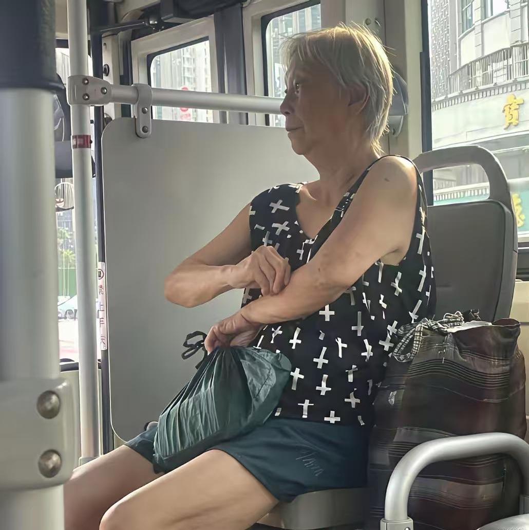 公交车上这一幕，引发大家争论！坐公交偶遇一位大娘，一身清凉穿搭，背心短裤，