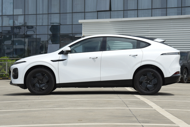 小鹏的车都是俯冲姿态显小气还得是理想会设计，零跑摸着理想过河也成了，小朋以颜值