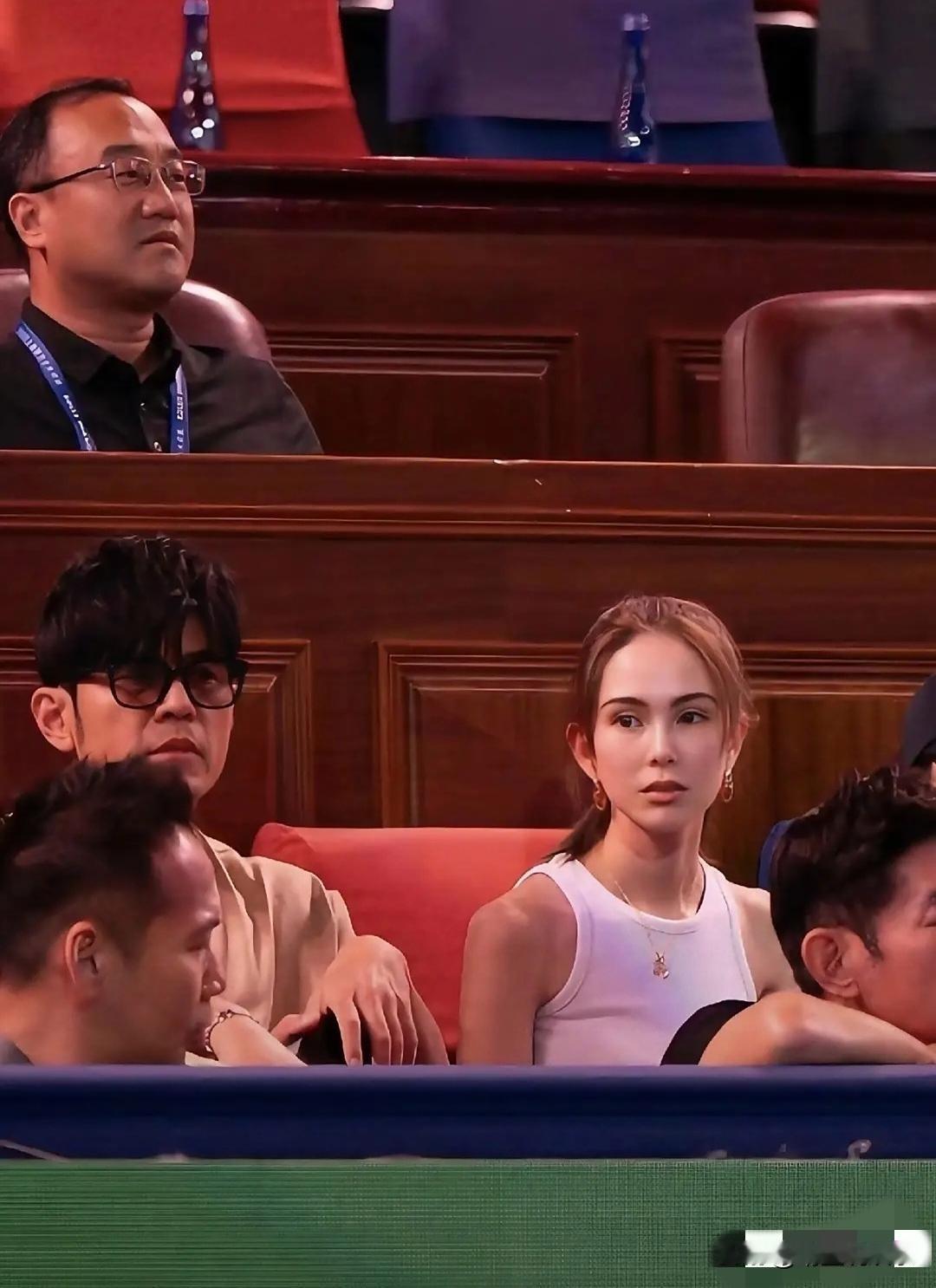 原来孩子生多了真的容易老，昆凌才32岁就有些脸垮了，眼窝凹陷，法令纹明显，虽然