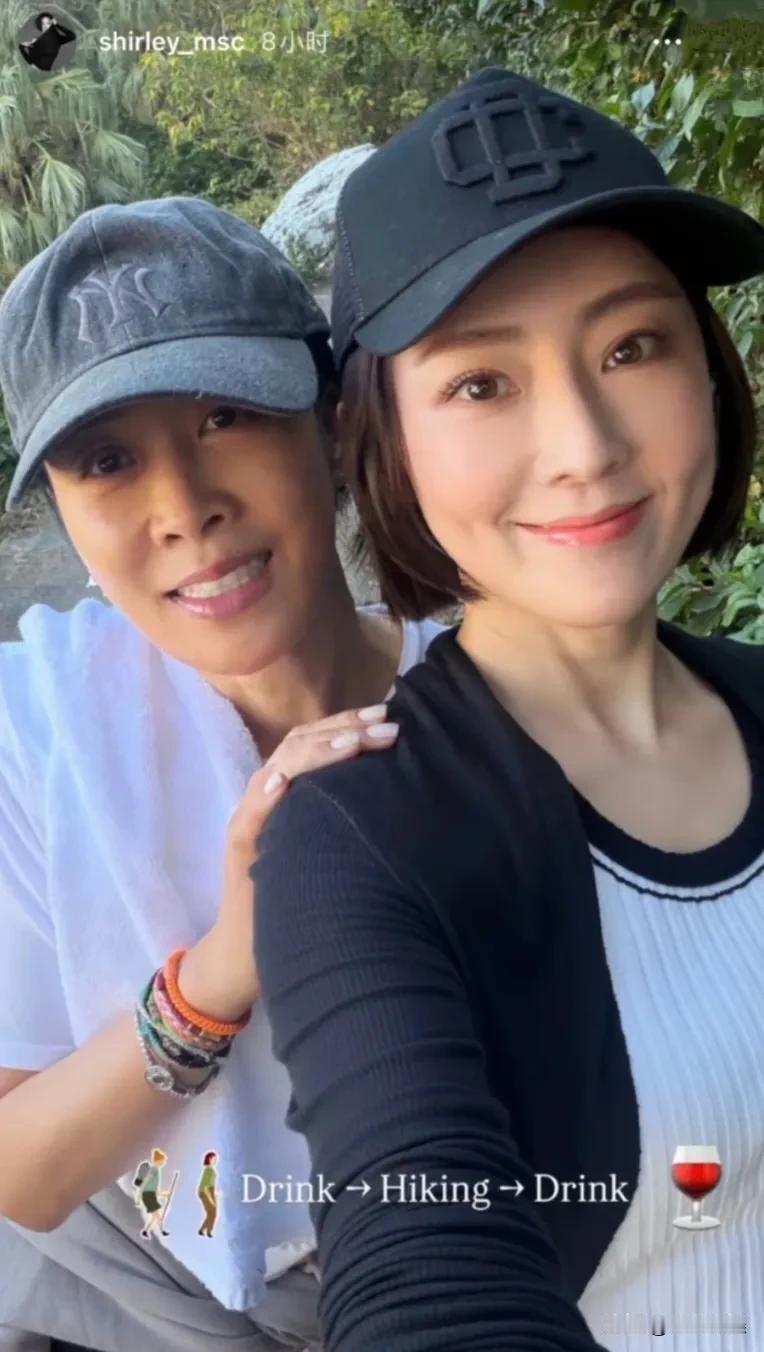 我想知道，那英的朋友圈到底有多广？！[呲牙笑]那英去香港购物，顺便和朋友小聚一下