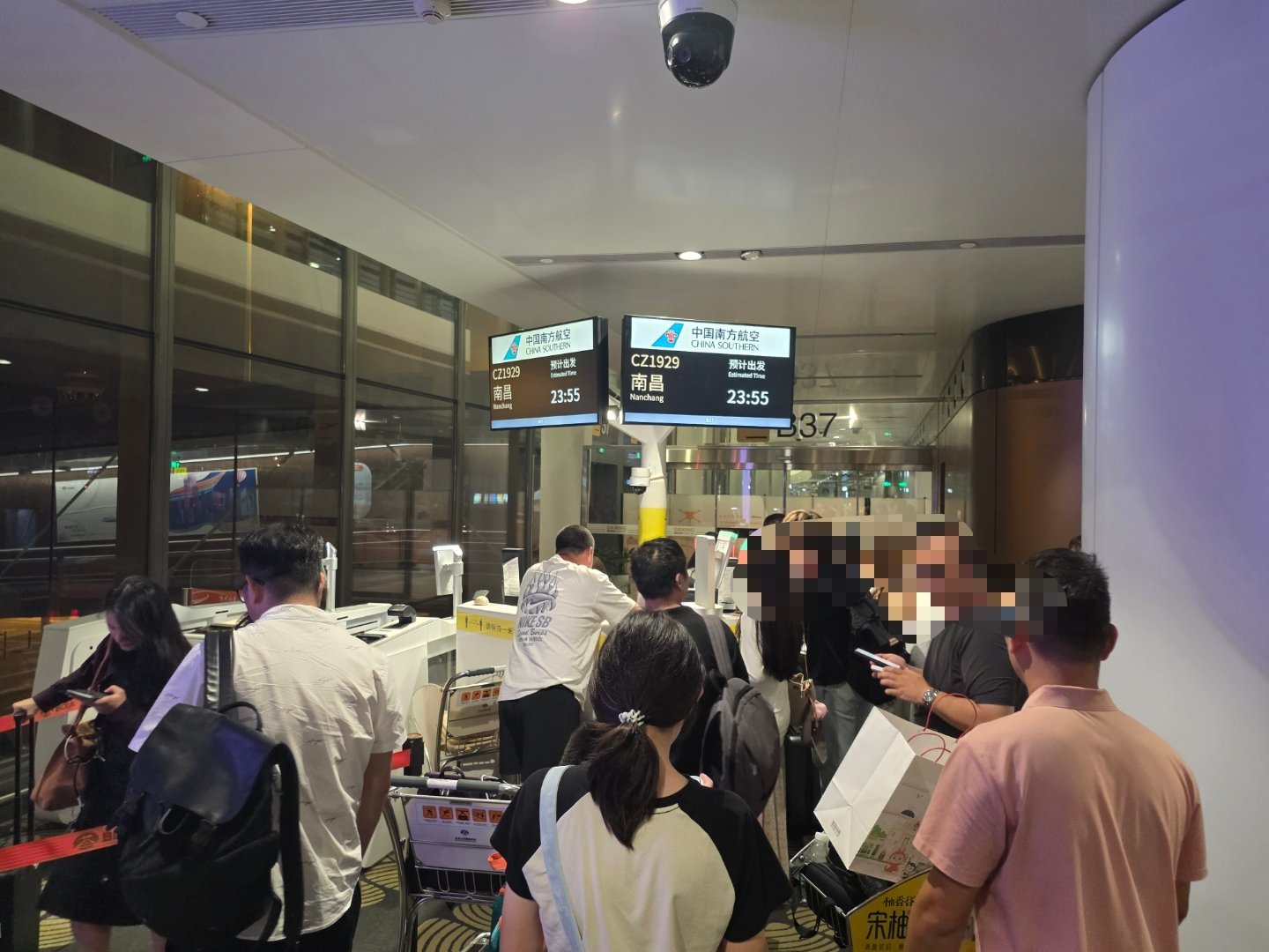 大兴机场一日游本来今晚要飞深圳，结果航班延误到凌晨五点飞了，来了个人要