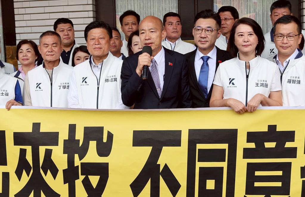 大陆学者胡勇今日在台媒发文写道：“大罢免让大陆舆论看破台湾民主的恶质。在民主议