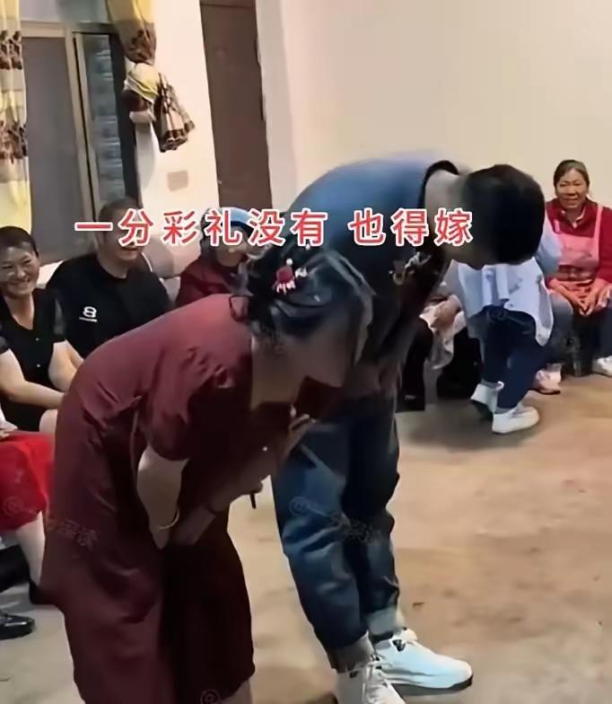 脸都不要了！河南，一家酒店的婚礼视频传出来，新娘肚子明显已经六个月，礼服系得紧，