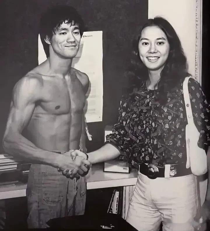 1971年，31岁的李小龙，和一个漂亮的女人在一起，女人端庄优雅，美丽大方。她