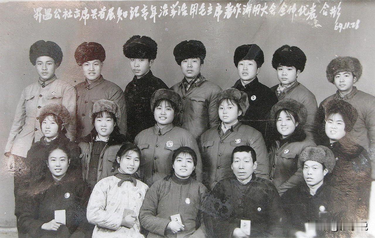 1973年，女知青黄丽萍携农村丈夫归宁波父母家，刚进门，丈夫瞧见墙上照片即大惊，