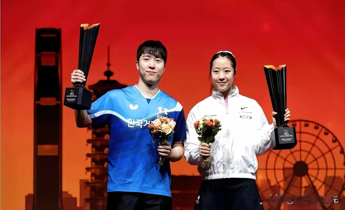 颁奖礼这一幕，比金牌更戳人心！林钟勋把奖杯随手塞给申裕斌，转身就去扶一瘸一拐的王