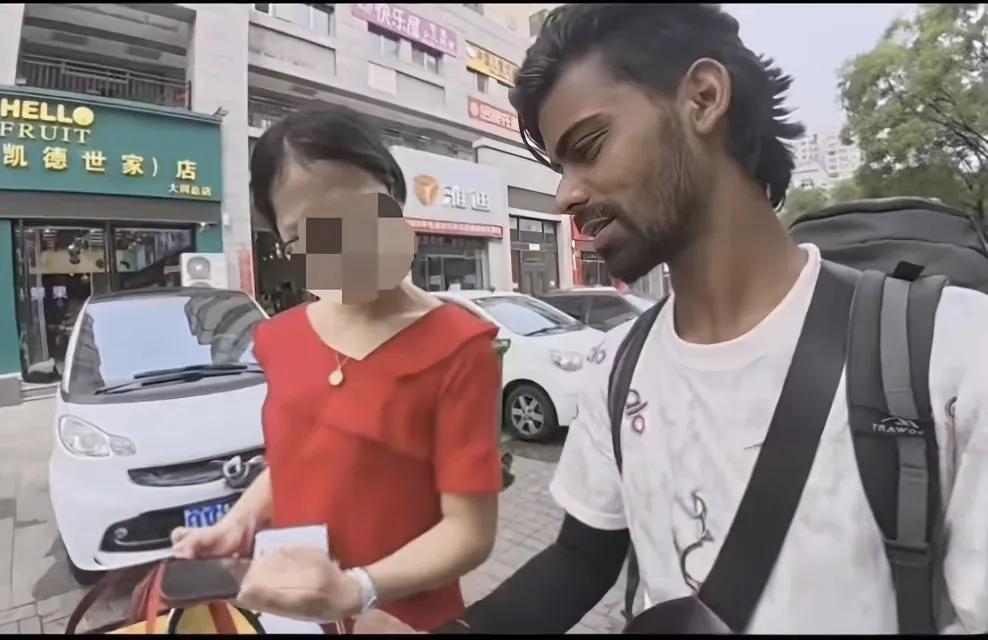 印度要饭哥已经到山西大同，在大同这个煤城，有中国姑娘陪他聊天印度那个“要饭哥