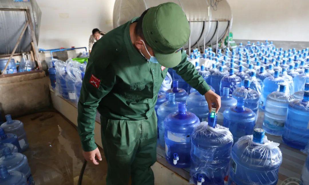 缅北地区的商家竞争，无处不在，果敢同盟军接到举报，说某家水厂的水质不卫生，可能水