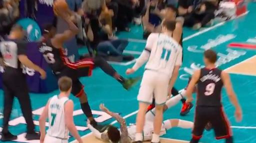 斯波愤愤不平啊！ 4月15日的NBA东部附加赛，一场生死对决最终以热火126