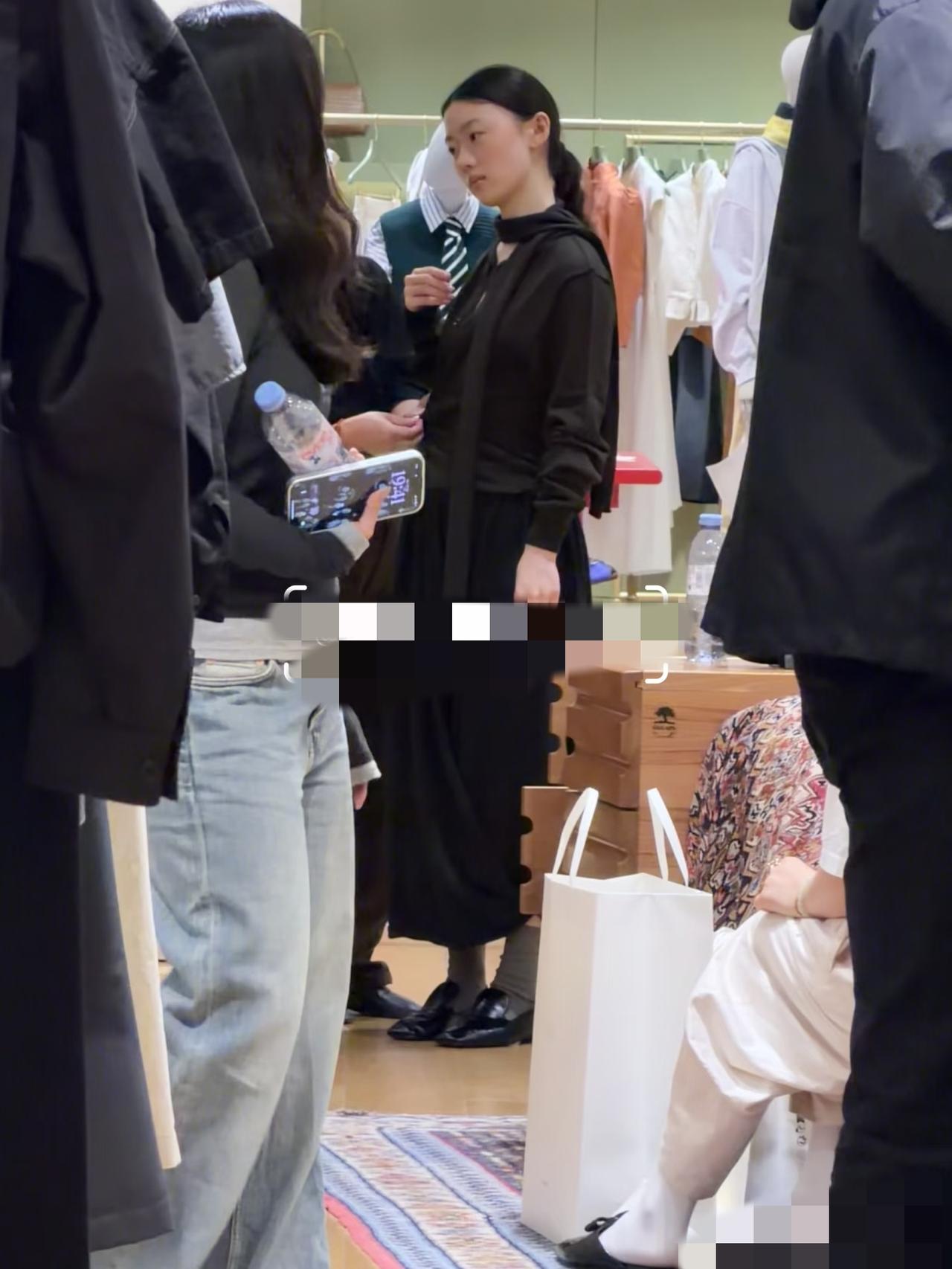 单依纯武汉演唱会结束后，跑到法国的巴黎参加拍摄工作，她扎了长长的粗粗的麻花辫子，