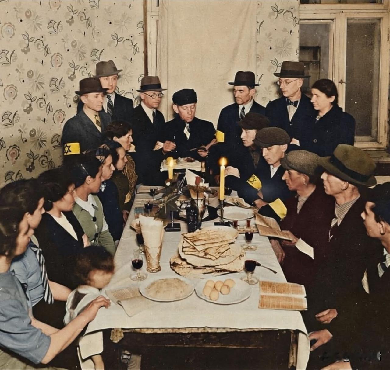 这张照片捕捉了德国占领华沙期间犹太人生活的一个令人心碎的瞬间。照片拍摄于莱什诺街