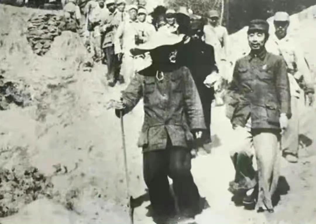 你能认出走在最前面的那个人吗？竹杖撑地，破帽遮颜，步伐从容！两个衣袋微微鼓起。他