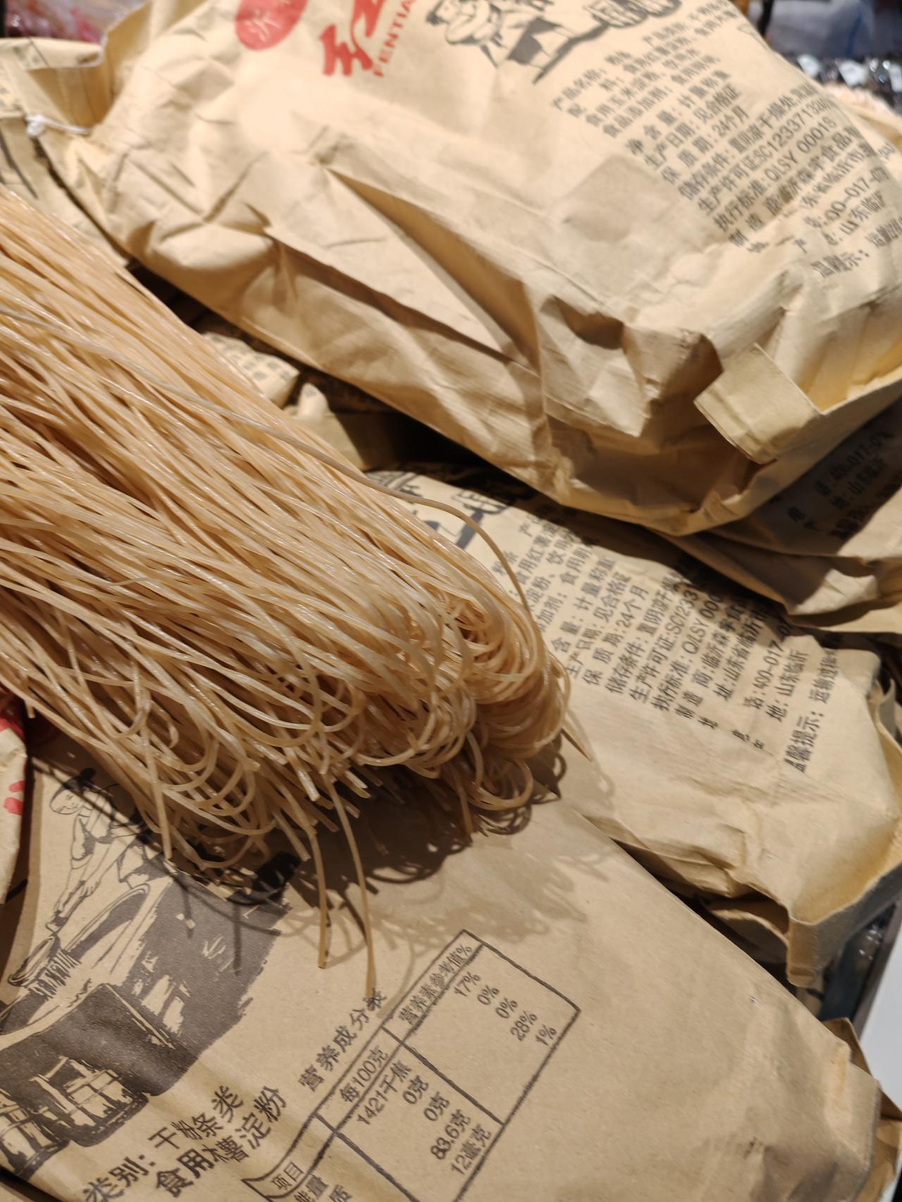 12月19日，坐标西安。此刻我来到家附近的生鲜超市，发现很多人抢购红薯粉条，有人