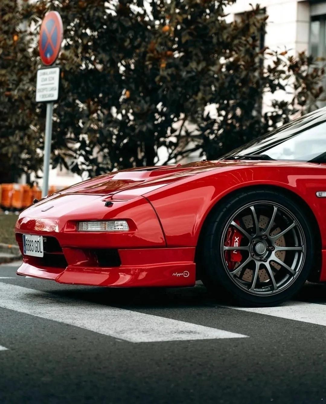 30年前的设计，如今依旧吊打一片街车。97款本田NSX，低趴的身段、跳灯的眼神，