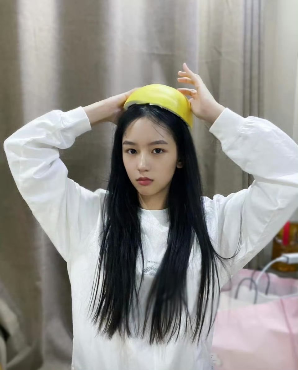 周也早期穿搭，美得太权威了，不管穿什么都这么美好适合当头像