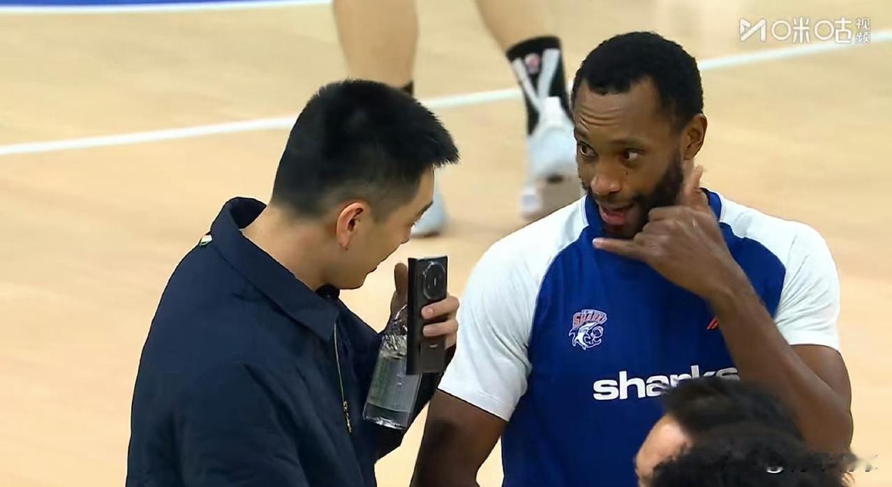 老友重逢！弗格和杨鸣感情深厚啊！今天晚上迎来CBA俱乐部杯赛的开幕式，杨鸣受